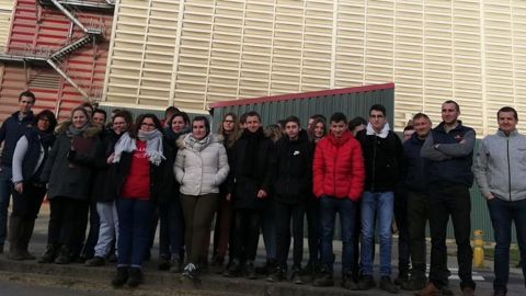 Géraldine Bonte, responsable RH chez Carré (à g.), aux côtés des élèves et étudiants accueillis sur le site de Rouvignies : « Nous avons mis l’accent sur les métiers de responsable de dépôt, technico-commercial et technicien d’expérimentation. » © Groupe Carré